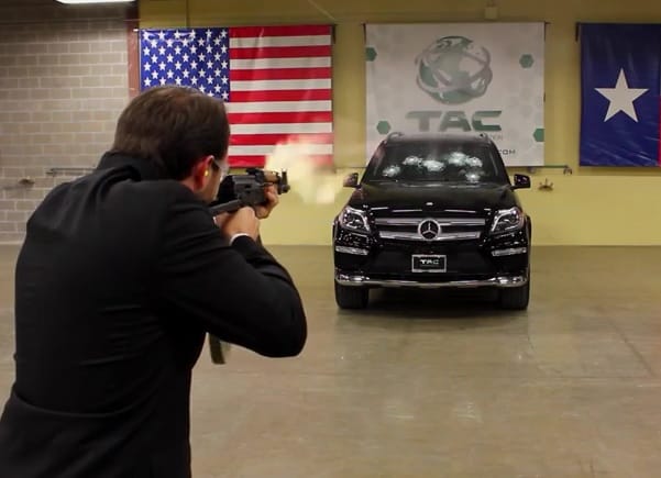 A cégvezér beült a Mercedesébe és hagyta, hogy szétlőjék egy AK-47-tel