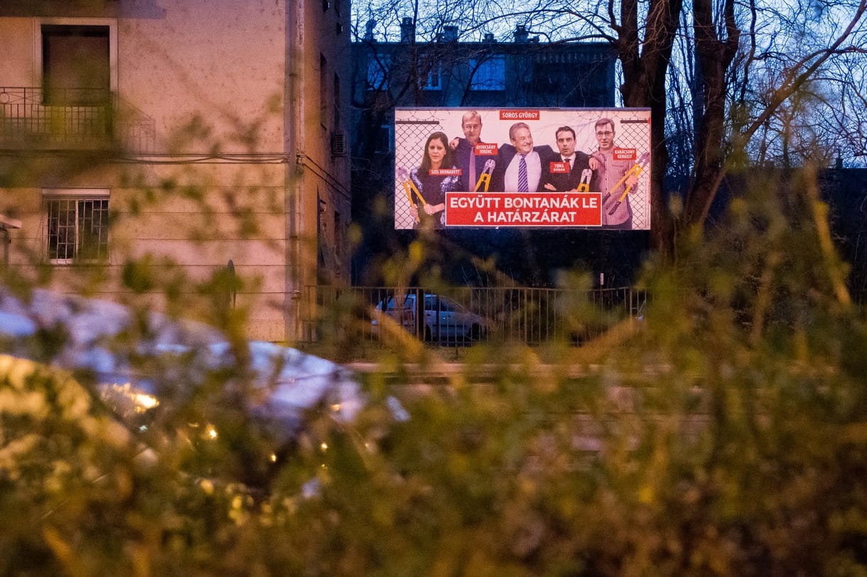 Embereket keres a TASZ a fideszes plakátok perléséhez