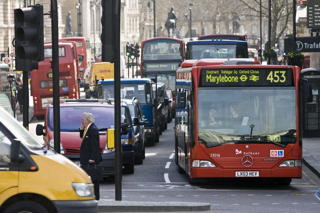 Buszokat fognak be mentőautónak Londonban, annyi a koronavírusos beteg