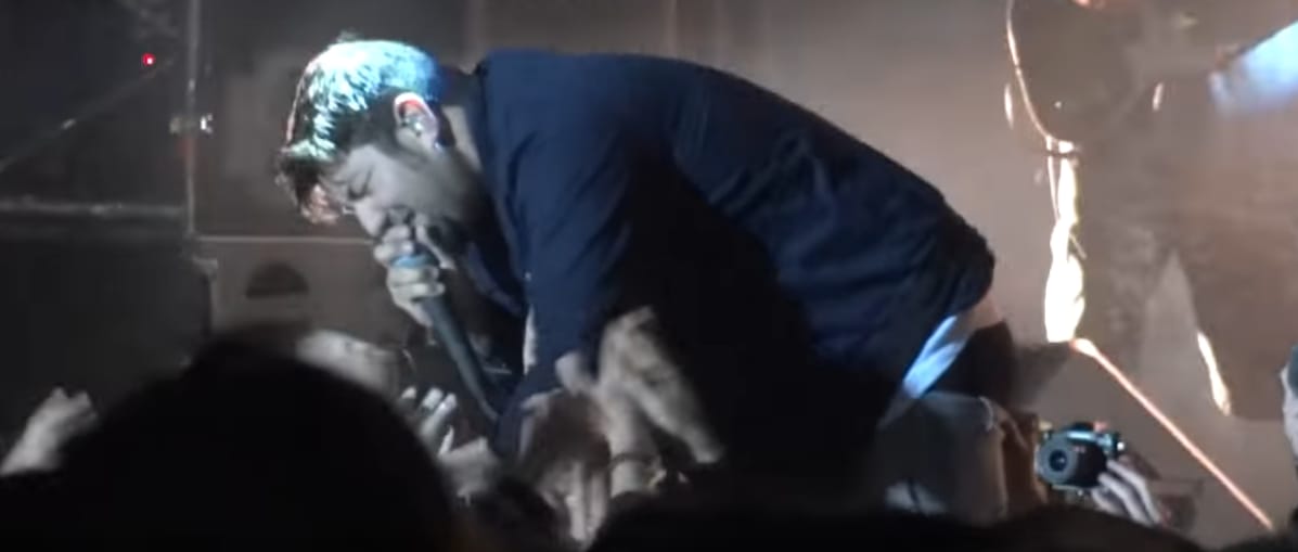 Lábát törte koncerten a Deftones frontembere, de még nagyobb elánnal folytatta