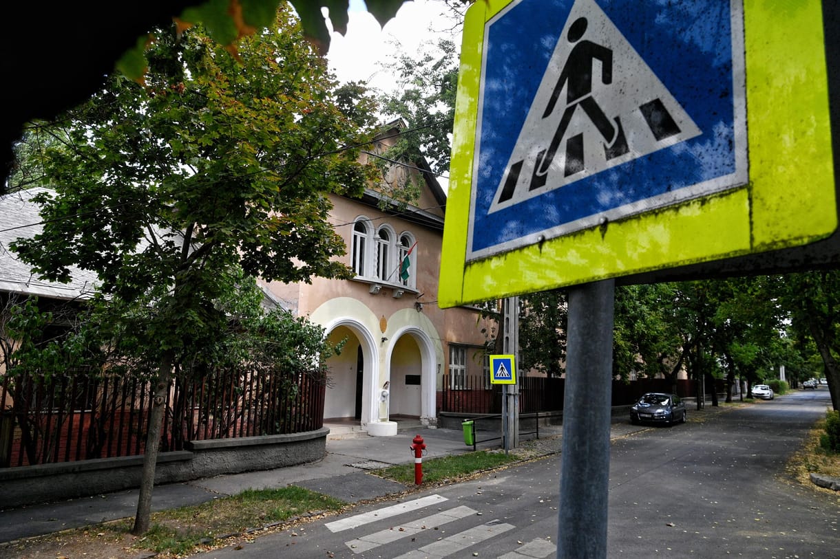 Fizetés helyett levelet kaptak az eladósodott Jerikó gimnázium tanárai, a diákok sorsa bizonytalan