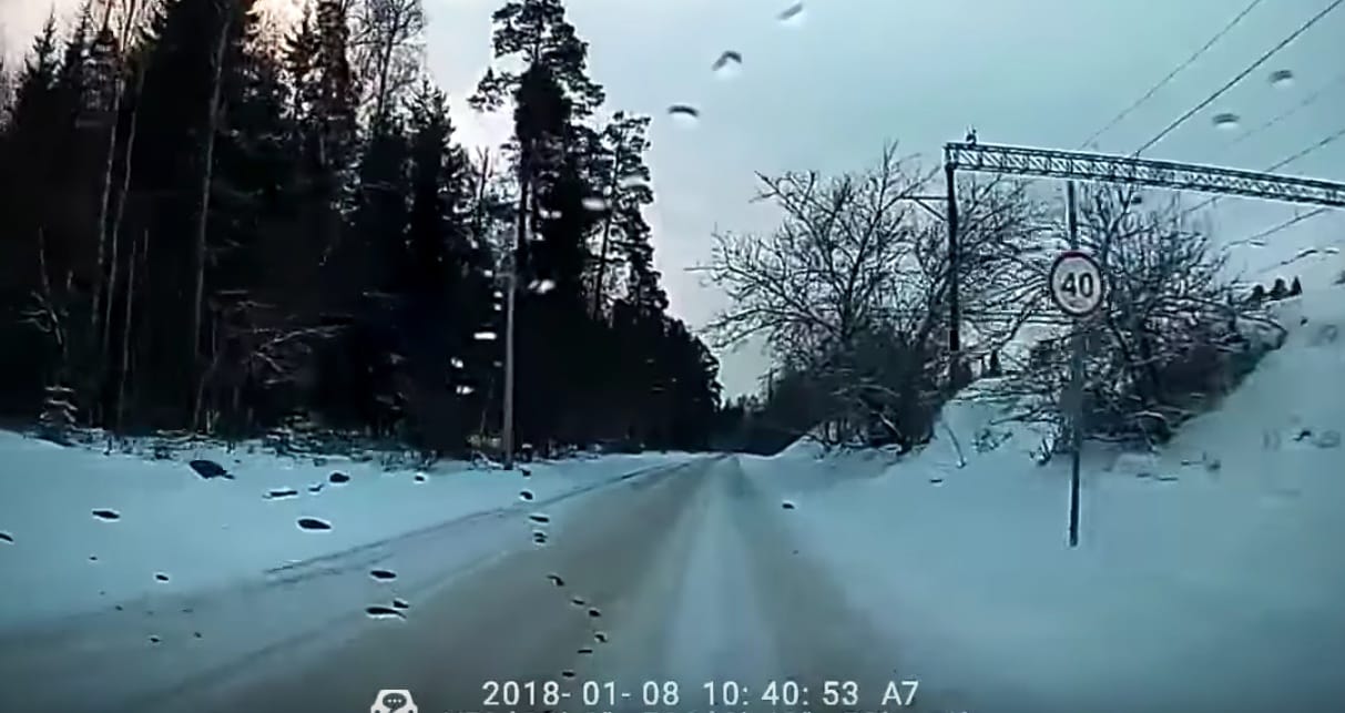 Másfél tonna hóval a tetején furikázott a busz, mielőtt lekapcsolták a rendőrök