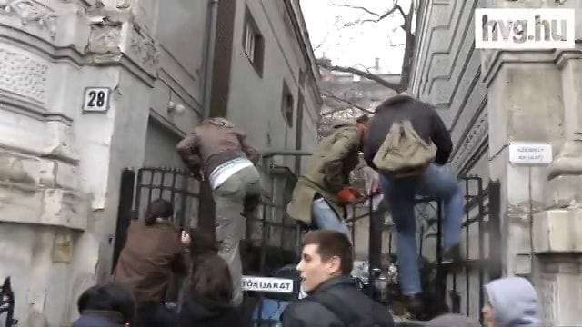 Így hatoltak be a Fidesz székházába – videó
