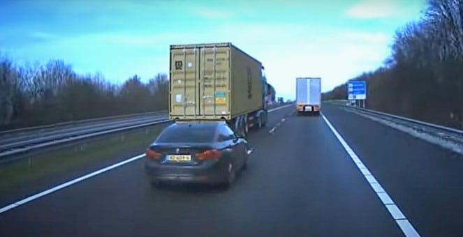Videó: Így zajlik egy eldurvuló közúti adok-kapok