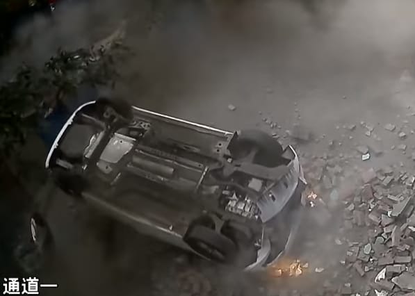 Gázra lépett, miközben lehajolt a töltőjéért, kitört a parkolóház fala – videó