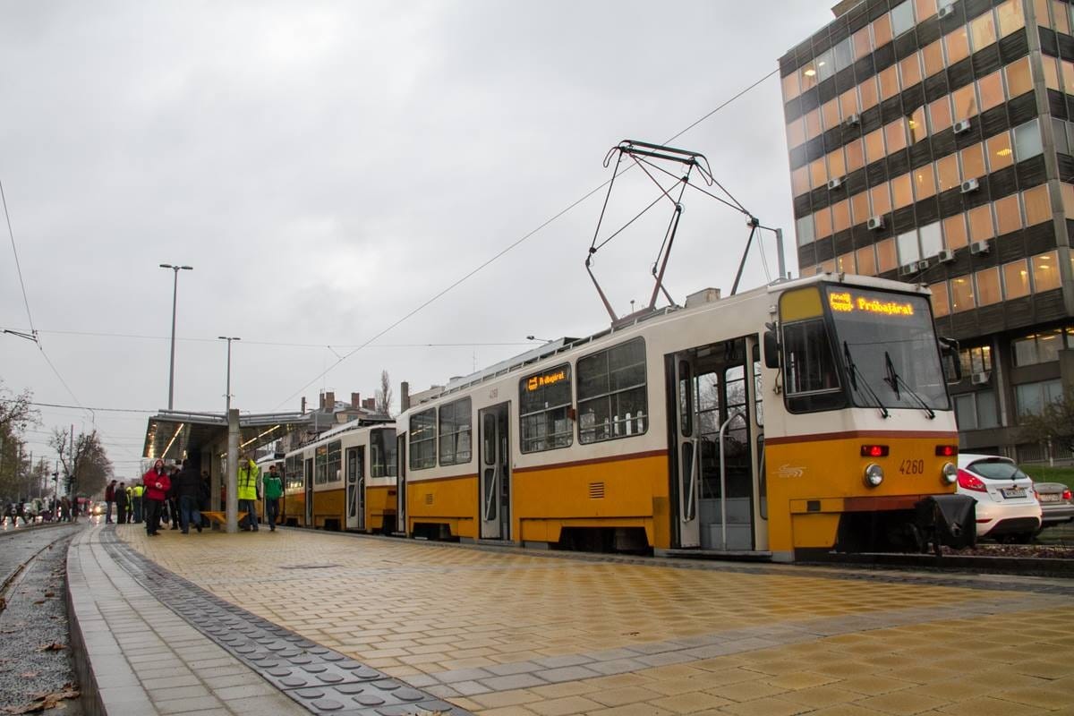 Feltúrnak még egy forgalmas villamosvonalat, a pótlóbuszok városa lesz Budapest
