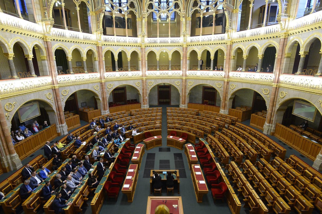 A NER parlamentjében az ellenzékkel lassan már szóba sem állnak