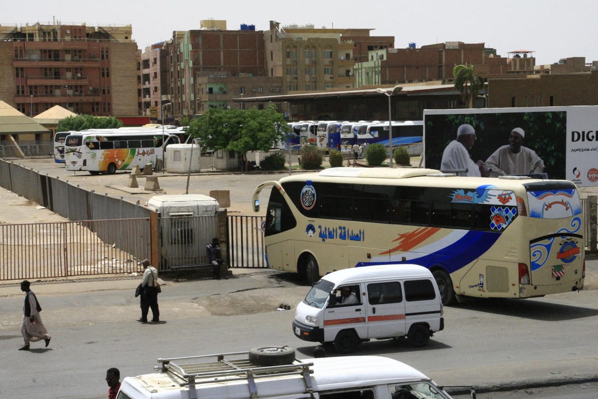 Legalább tizenhatan meghaltak, amikor egy parkoló teherautónak ütközött egy busz Szudánban