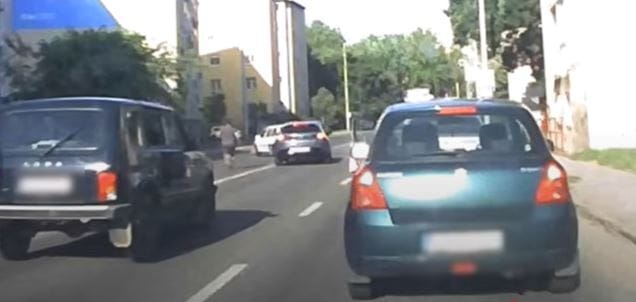 Kismotoros ovist kellett üldözni Pécsen, mert kikeveredett a főútra – videó