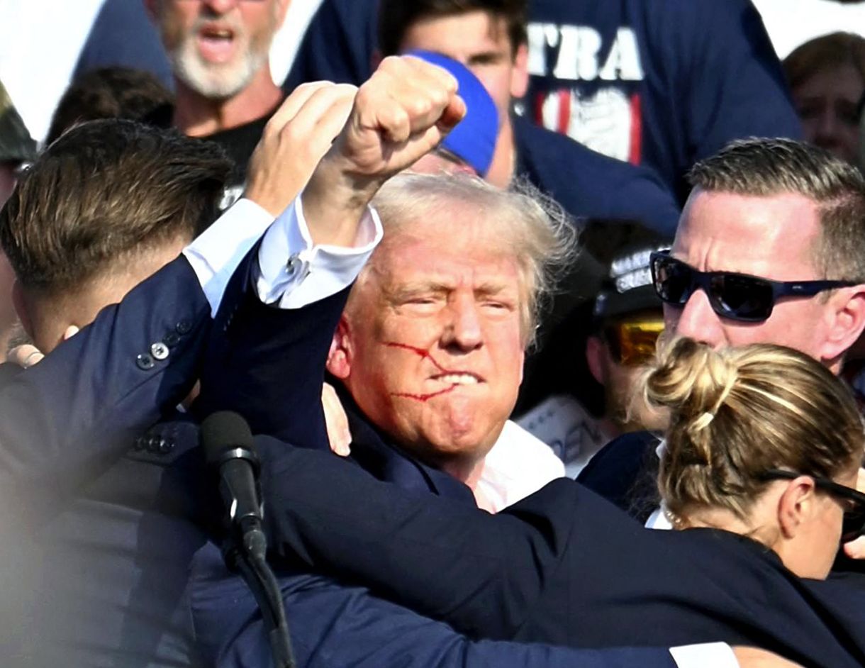 Parászka Boróka: 75 másodperc a lövéstől Trump ökölbe lendülő kezéig