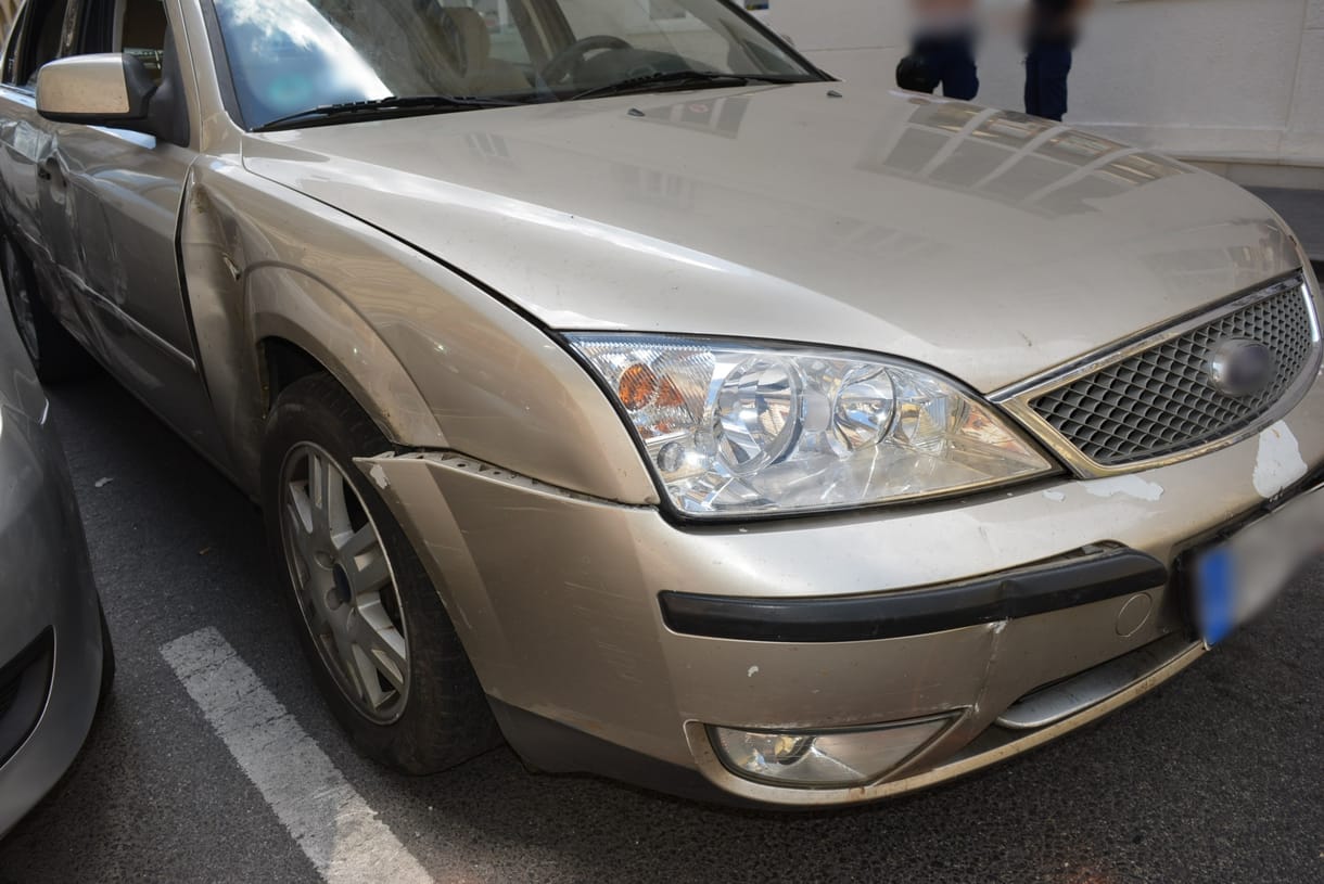 Elloptak egy autót, majd pár óra múlva egy beteget szállító mentőautóba hajtottak vele