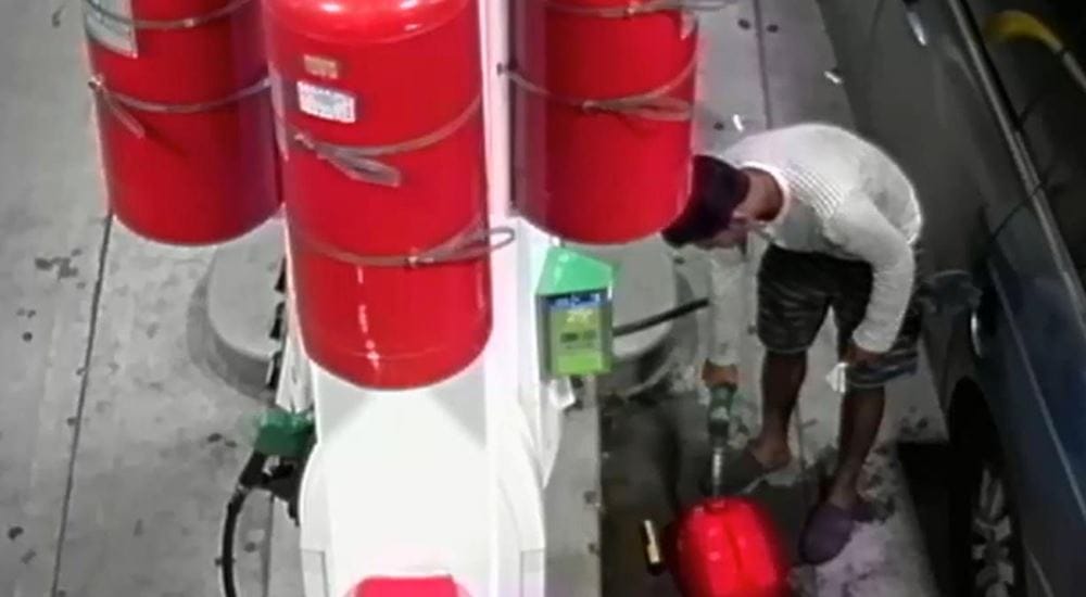 Felgyújtott egy benzinkutat egy őrült – videó