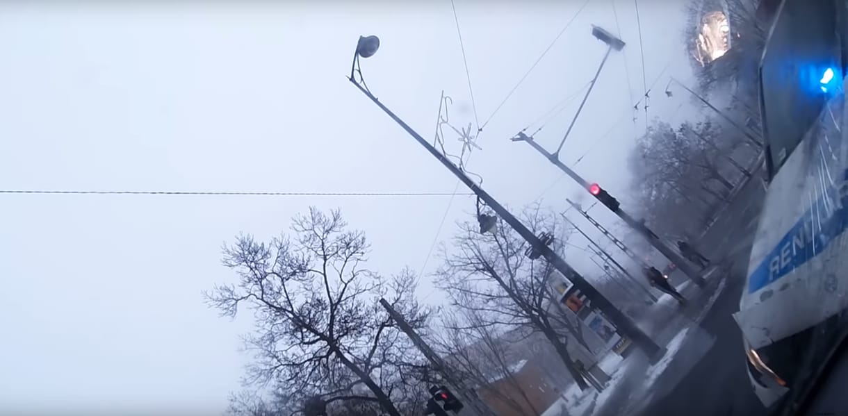 Totálkárosra törte a rendőrautó a gyerekét szállító anyuka autóját - videó