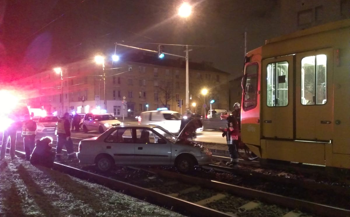 Baleset miatt pótlóbuszok járnak a 3-as és a 62A villamosok helyett - fotó
