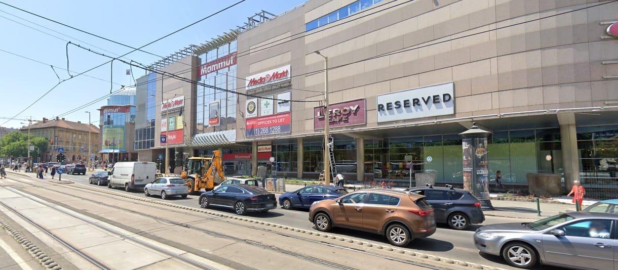 Leesett egy nő a Mammut 2-ben az emeletről