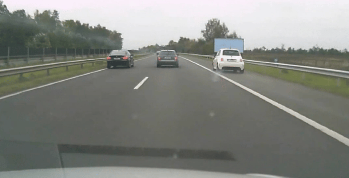 Videó: Leállósávból nyomja le a Fiat 500-as a BMW-t az M7-esen