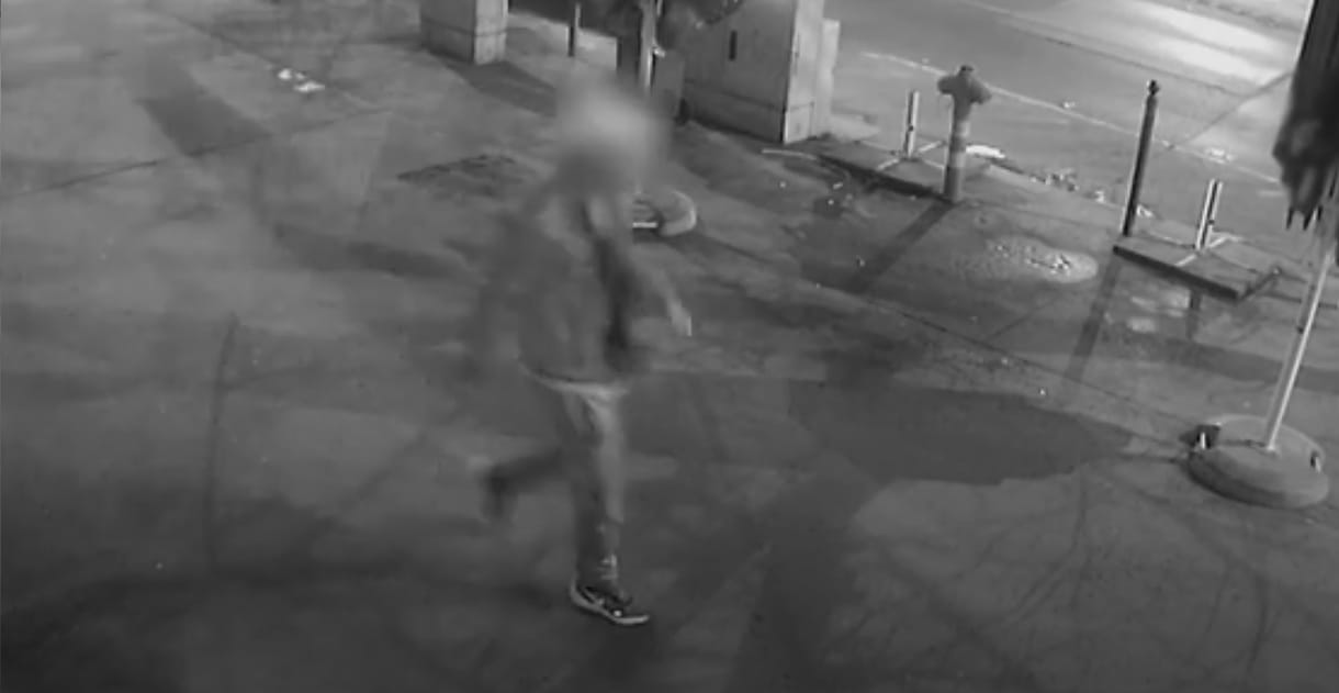 Kiraboltak a József körúton egy kínai férfit, miközben pénzt vett fel egy ATM-ből – videó