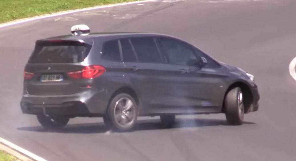 Kakukktojás egy taxi a Nürburgringen, de úgy tűnik nagyon sietett - videó