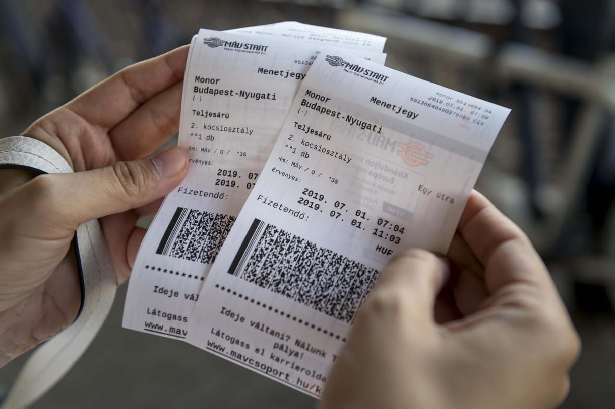 Vandálbiztos és időjárásálló automatákat vesz a MÁV
