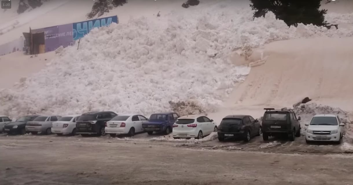 Lavina temetett be több mint egy tucat autót Oroszországban – videó