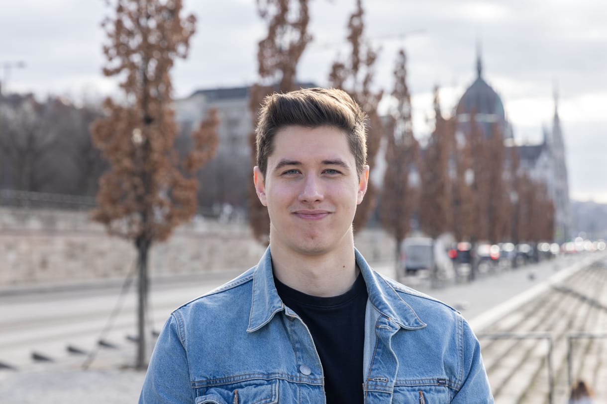 „Feldob, ha arra gondolok, hogy Pottyondy Edina és Trombitás Kristóf ugyanazon a videón nevet”  – interjú a Különös történések a Szondi utcában alkotójával