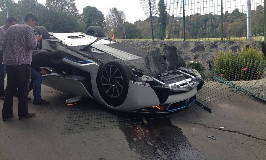 Így kell tetőre borítani a BMW hibrid zászlóshajóját, az i8-at