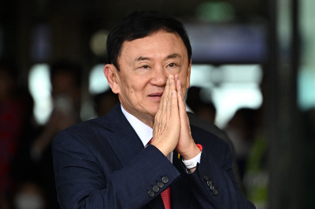 15 év után hazatért önkéntes száműzetéséből, rögtön be is börtönözték a volt thai miniszterelnököt