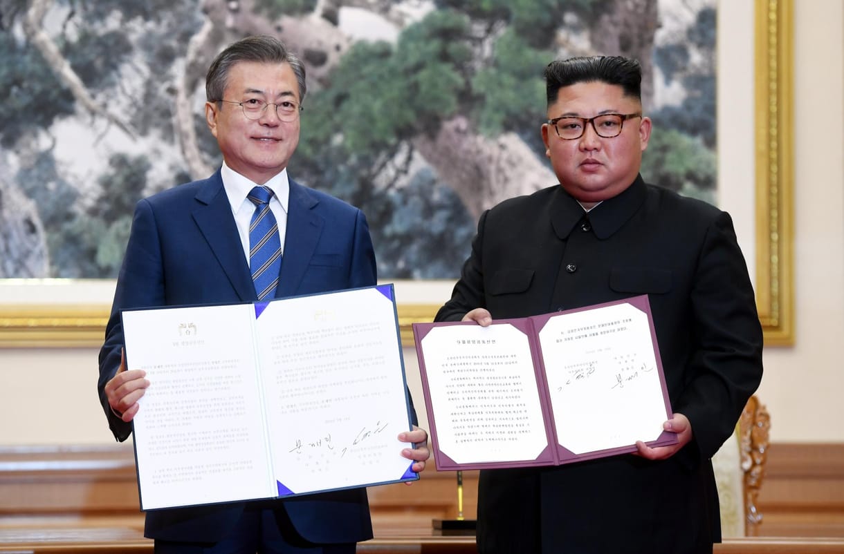 Széles mosoly, ölelkezés: a két Korea megállapodott az atomfegyverek leszereléséről