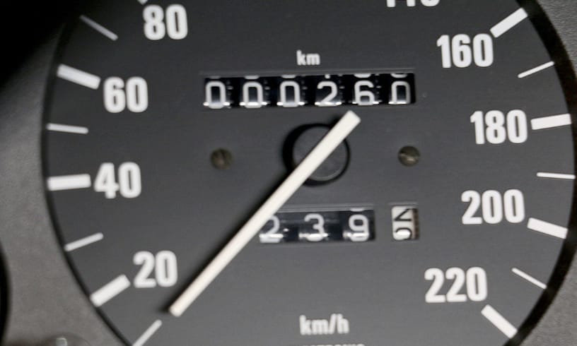 Nem elírás, tényleg 260 kilométer van ebben a 34 éves BMW-ben