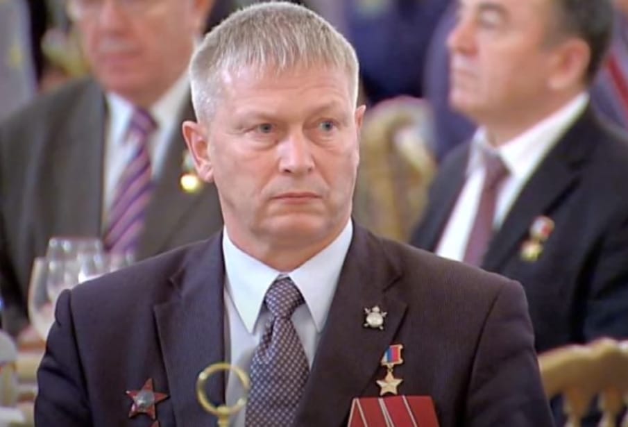 Árulónak tartják a wagneristák a Putyinnal fotózkodó volt vezérkari főnöküket