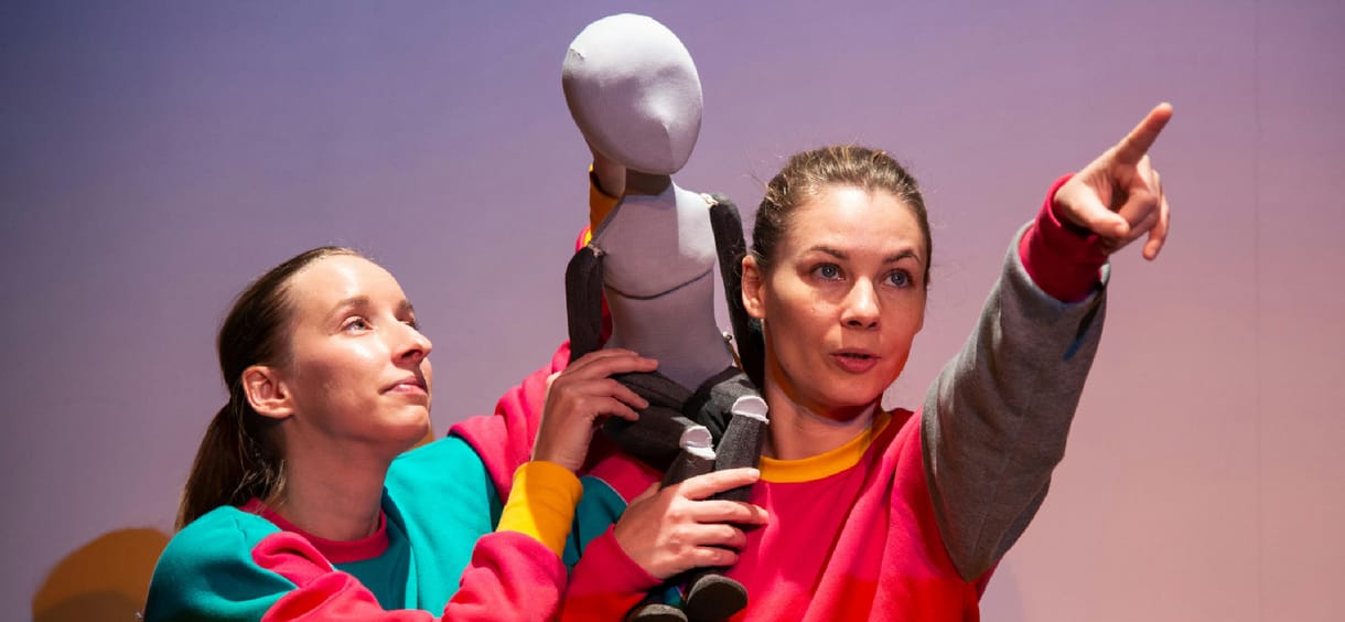 „Gondolj bele, még akkor is néz, amikor alszol!” –       Kell-e a gyerekeknek robotbarát, aki a házit is megírja?
