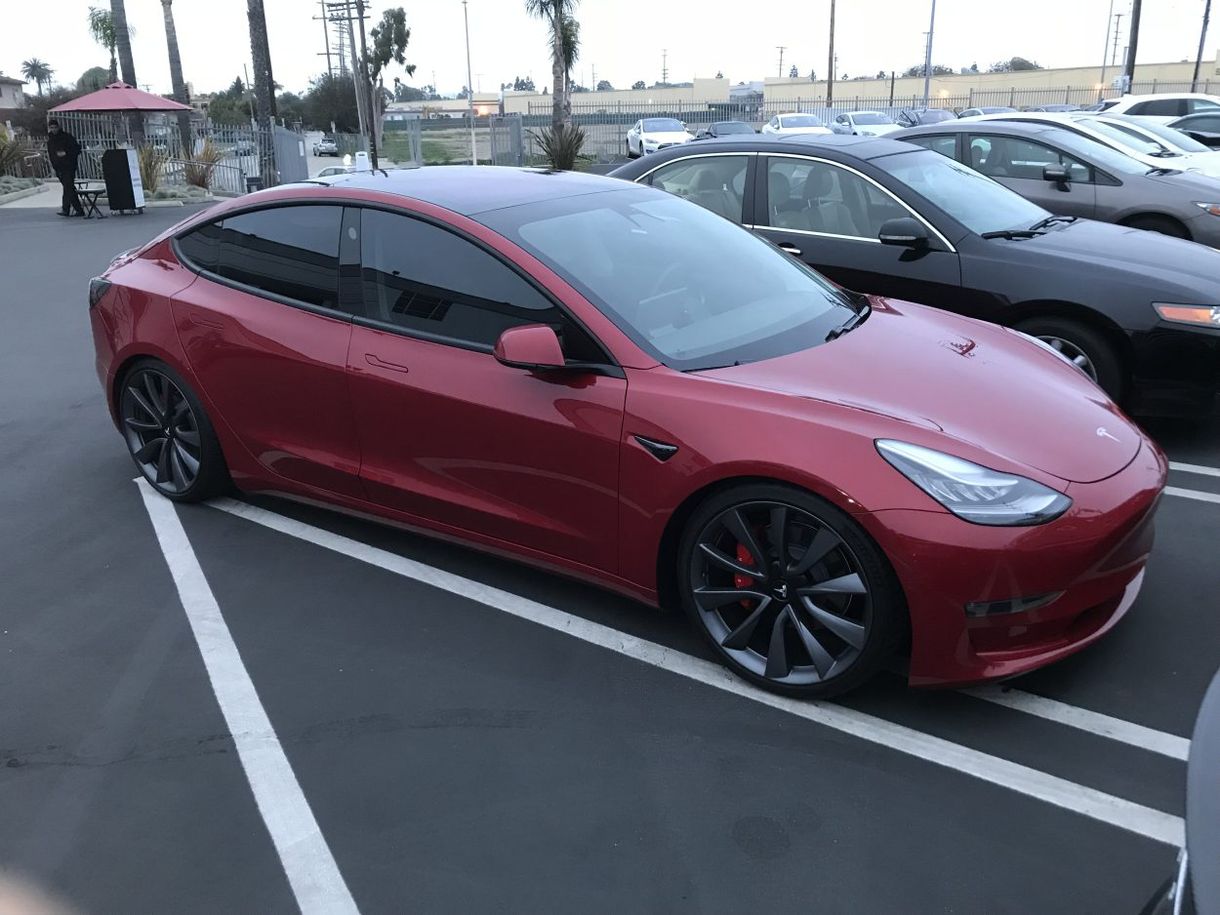 A Tesla fődizájnere magának persze egy kicsit másmilyen autót csináltatott