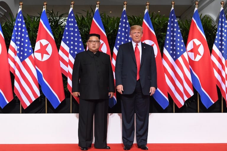 A limuzinjával vágott fel Kim Dzsong Un előtt az amerikai elnök