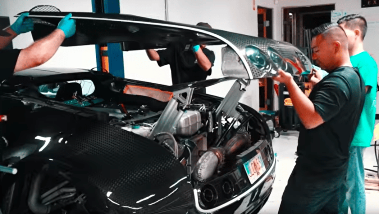 Videó: Annyiba kerül a Bugatti Veyron olajcseréje, mint egy új autó