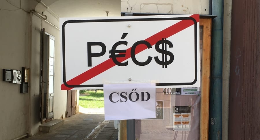 Fotó: meghekkelt Pécs-táblával froclizzák a fideszes polgármestert