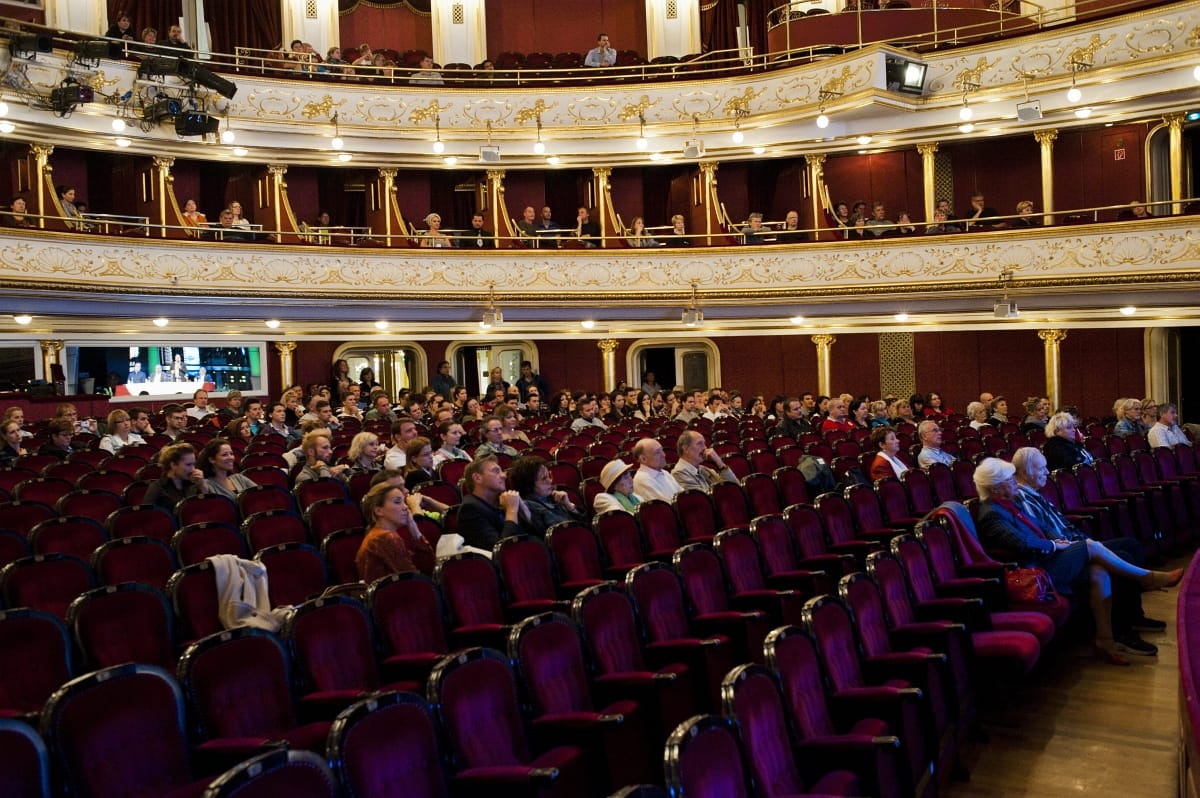 Fuldokló néző miatt kellett leállítani az előadást az Operettszínházban