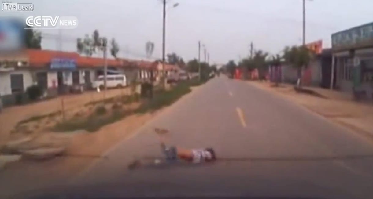 Videó: Íme egy gázolás, amelynél tényleg a csoda segített