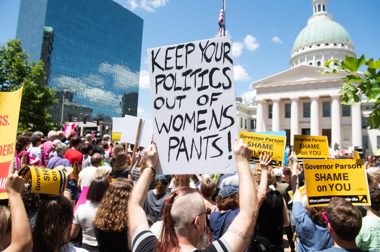 Egy kiszivárgott dokumentum szerint az amerikai Legfelsőbb Bíróság megszavazta az abortuszhoz való alkotmányos jog eltörlését
