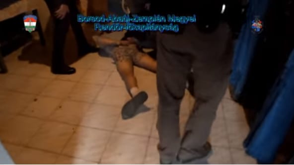 Karddal vették el lakását egy anyától - videón az elfogásuk