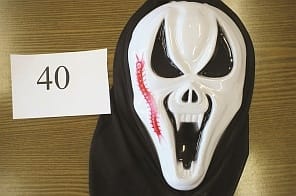 Fotók: Horrormaszkokra cserélték volna a cicanacit a fegyverneki bandatagok