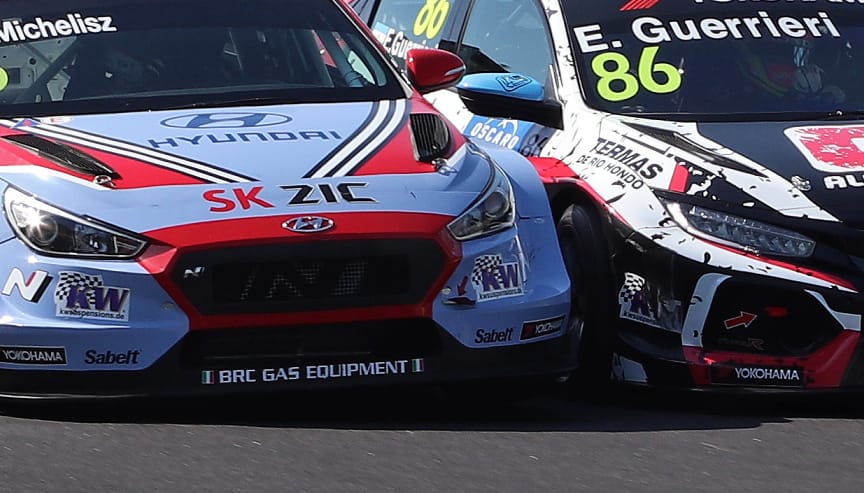 A nap fotója: Michelisz az ellenfelek présében - test-test elleni csata Mogyoródon