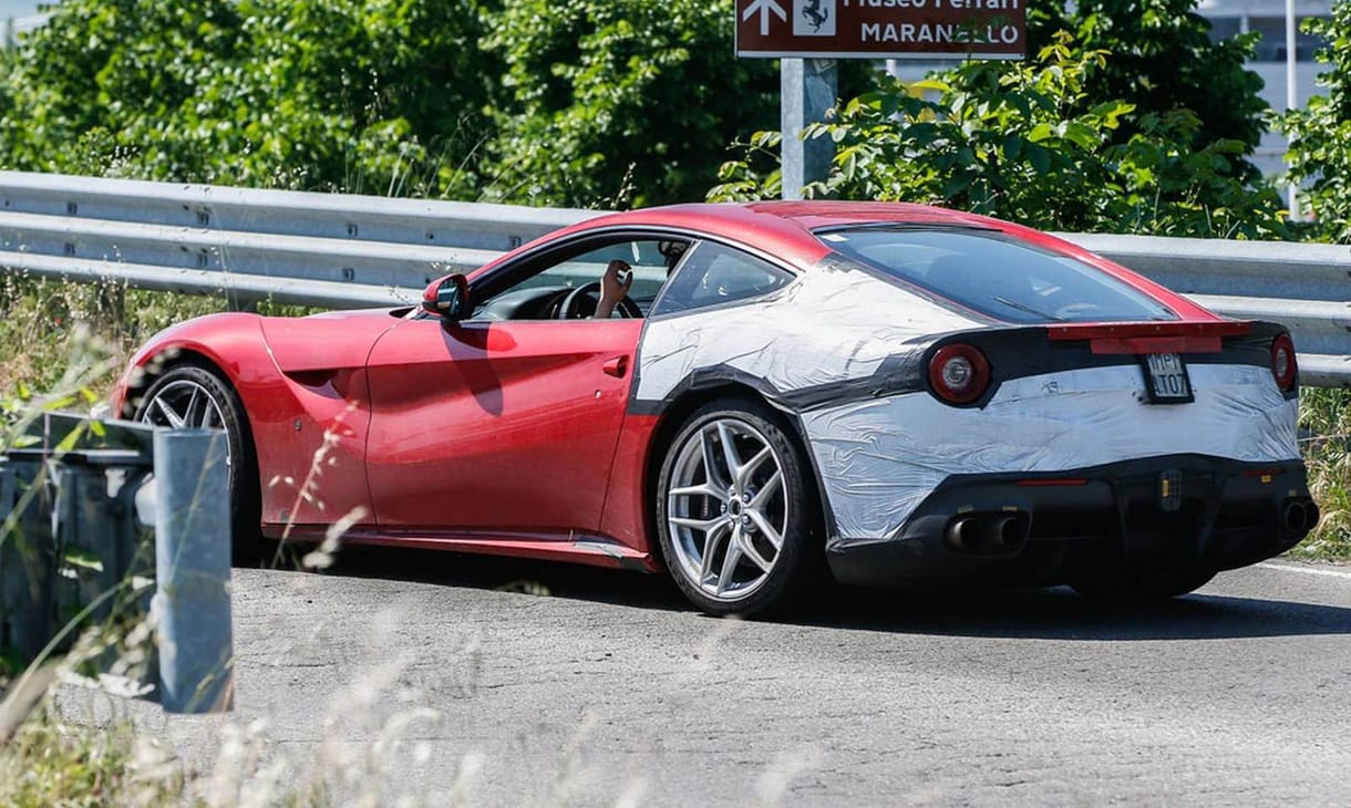 Felfrissíti az F12 Berlinettát a Ferrari