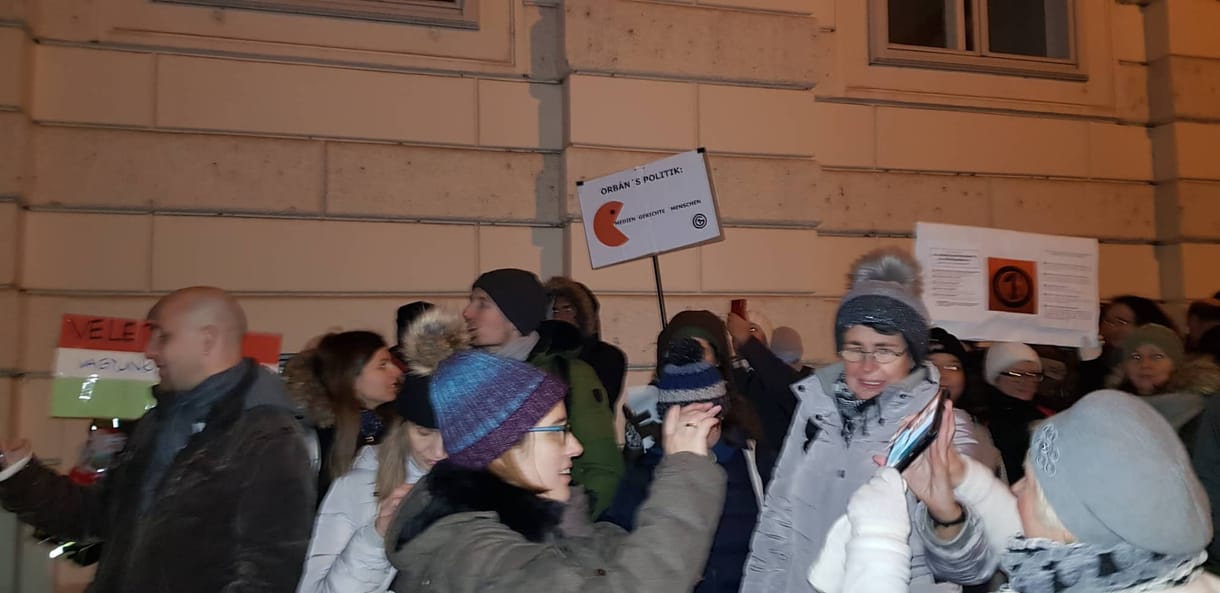 Bécsben, Debrecenben és Nyíregyházán is tüntettek a kormány ellen 