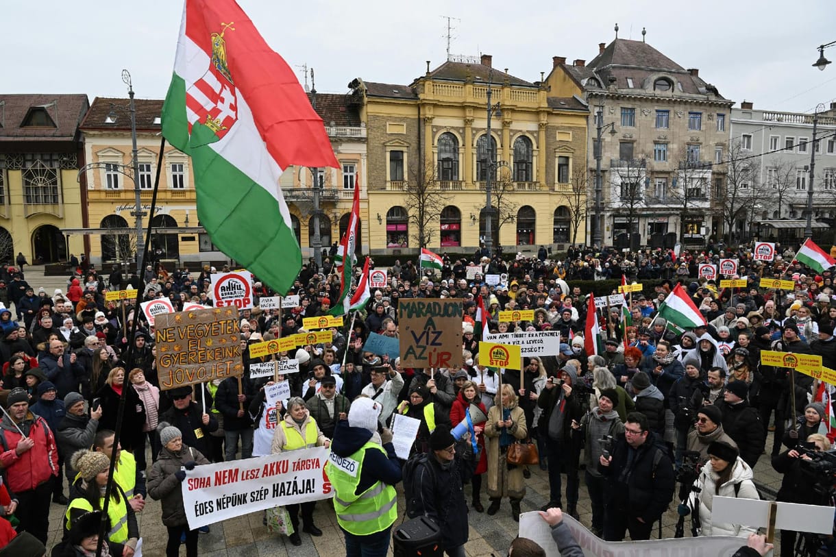 Az Orbán-rezsim leváltásának katalizátora lehet az akkumulátorgyárak elleni harc