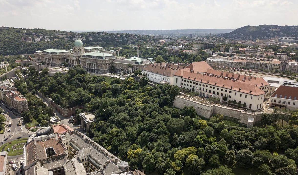 24.hu: Rács mögé került egy olyan miniszterelnökségi vezető, aki korrupció miatt visszatartott uniós forrásokkal foglalkozott