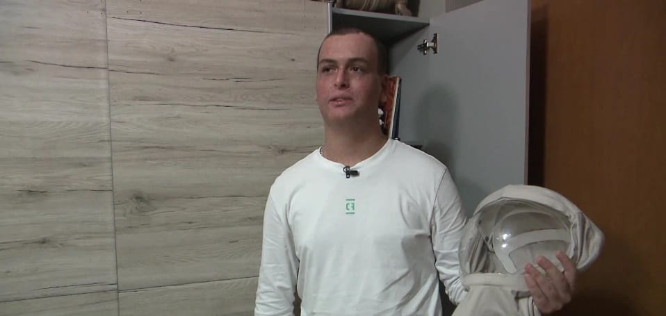 „Legalább egy napot éljek úgy, mint akármelyik fiatal” – ritka genetikai betegsége miatt csak búrában mehet a napra a 15 éves Tamás