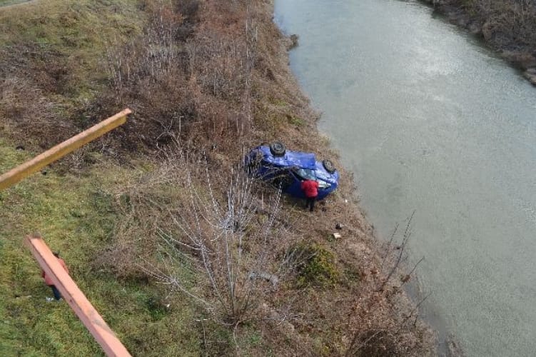 Lezuhant egy autó a Sió hídjáról