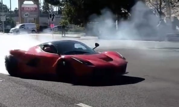 A nap videója: Nemcsak a budapesti forgalomban szokás Ferrarival driftelni
