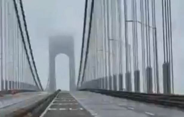 Mintha lélegezne egy New York-i híd, ahogy a szél miatt fel-le mozog – videó