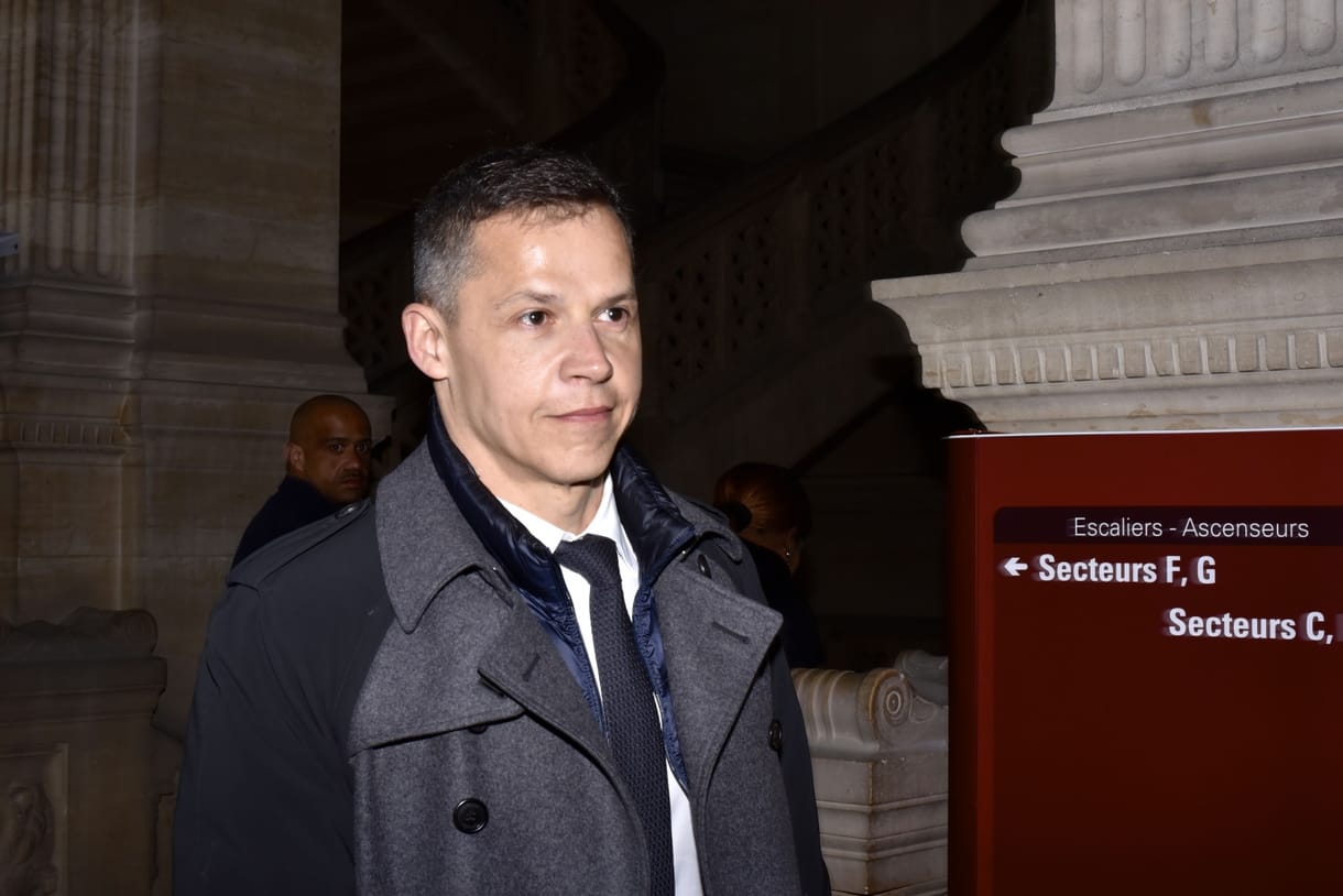 Pácban a francia diplomácia fürdőgatyás James Bondja